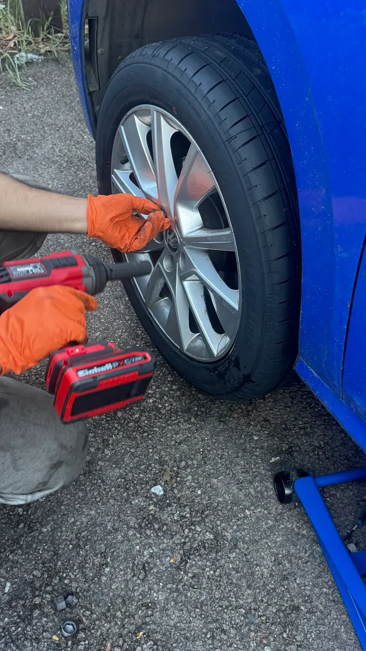 Wheel bolts coming off with an impact wrench at a kerbside call-out